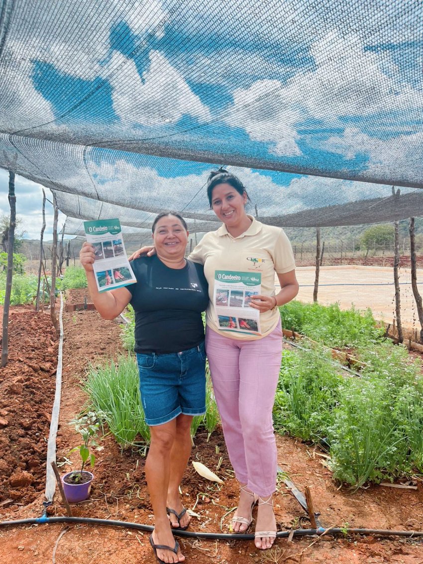 Entrega do Banner e Boletins O Candeeiro à agricultora Mazé | Imagem 2