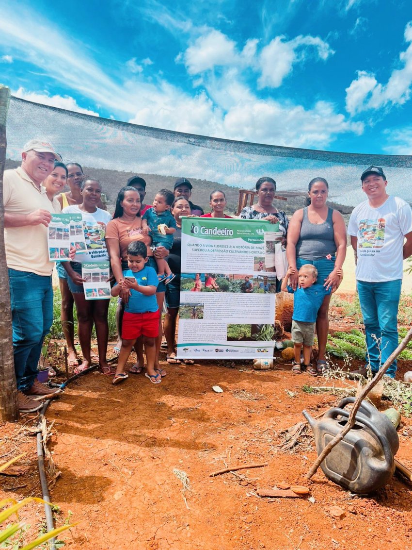 Entrega do Banner e Boletins O Candeeiro à agricultora Mazé | Imagem 6