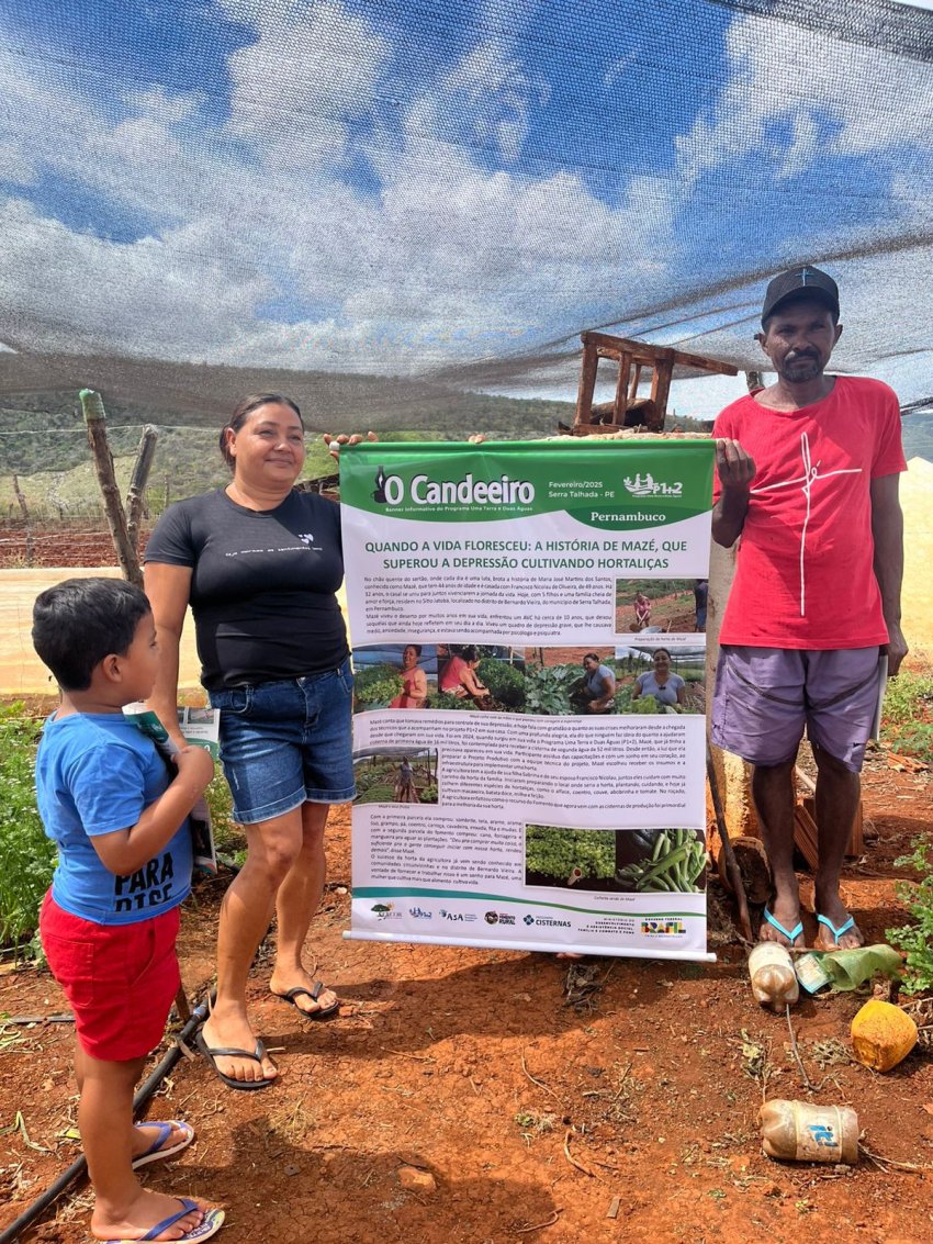 Entrega do Banner e Boletins O Candeeiro à agricultora Mazé | Imagem 1