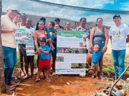 Entrega do Banner e Boletins O Candeeiro à agricultora Mazé