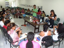 Mulheres agricultoras transformam garrafas pet em artesanato